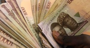 Naira Volatility Returns as Oil Slump Widens FX Gap Despite Fintech Gains